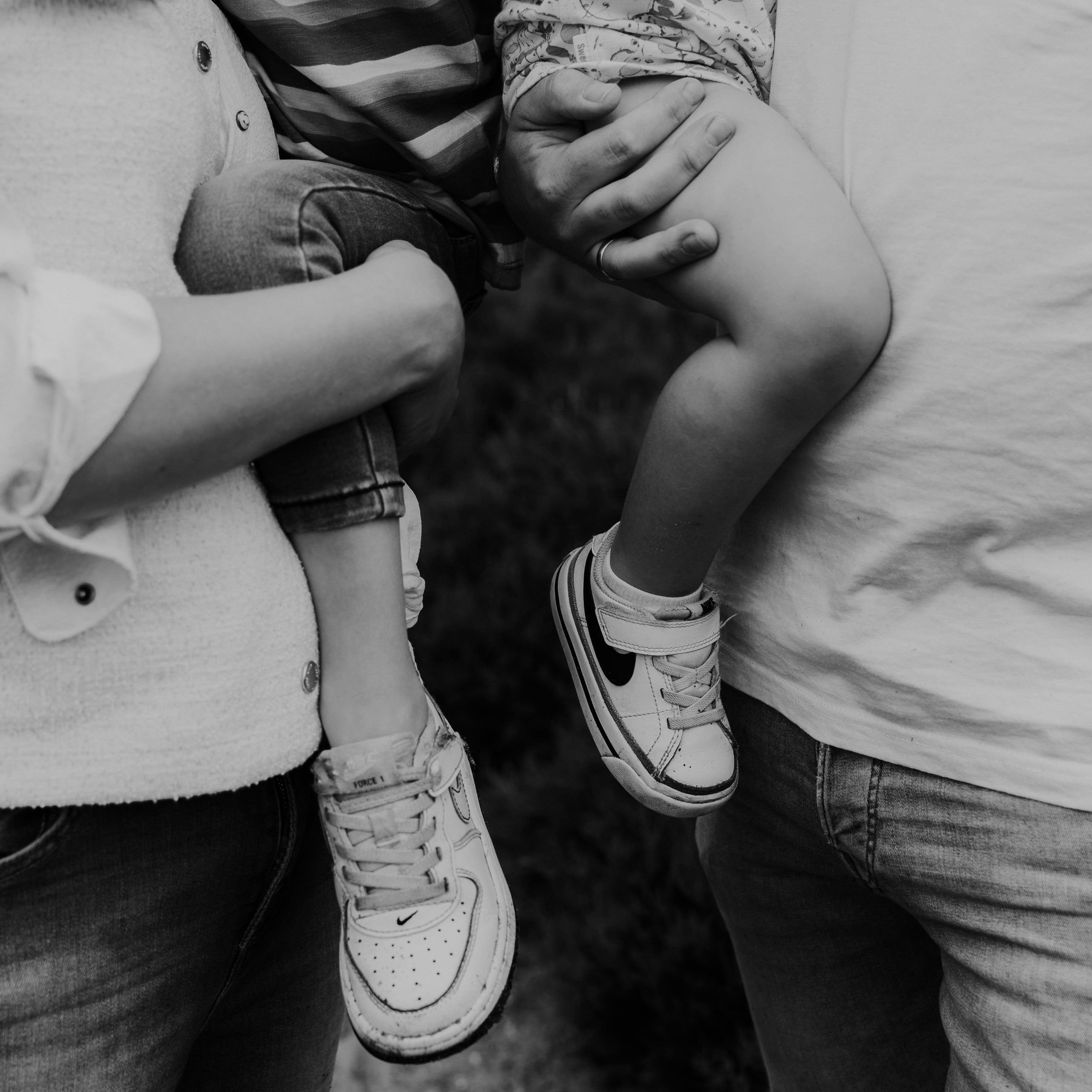 Marije Gerritsen Fotografie - Gezinsshoot website-2 Gezin spelend en knuffelend tijdens een ontspannen gezinsshoot in de natuur.
