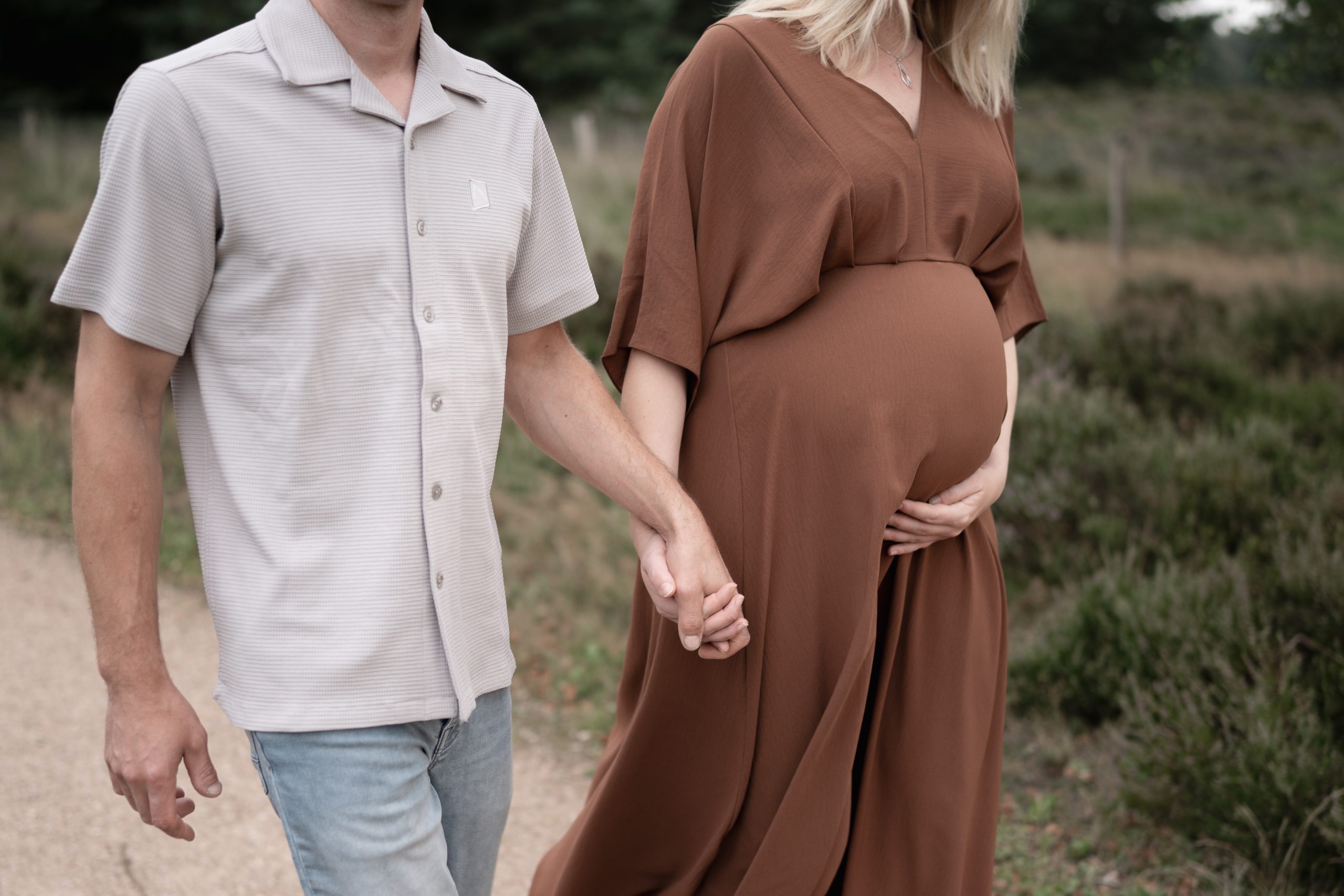 Aanstaande ouders tijdens een ontspannen zwangerschapsshoot in de natuur in Twello, gemeente Voorst, regio Deventer/Apeldoorn.